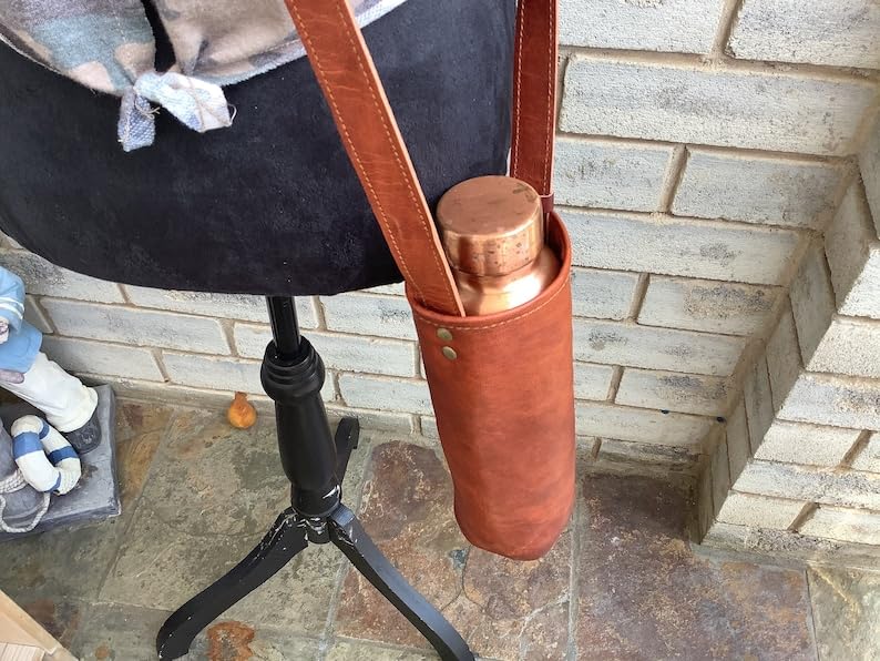 Reusable leather wine bottle carrier, unisex water bottle holder, stylish, convenient (brown)